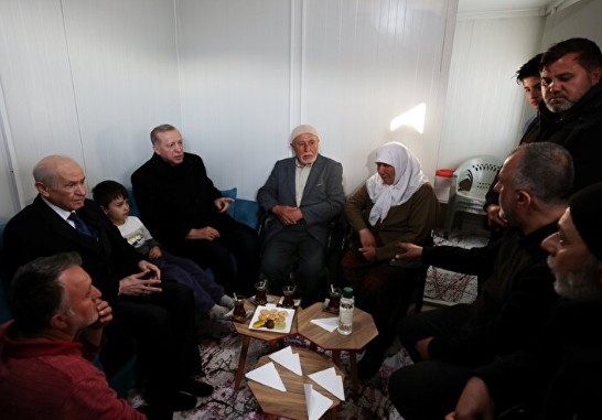 Çadır kenti ziyaret eden Cumhurbaşkanı Erdoğan'a çocuklardan yoğun ilgi